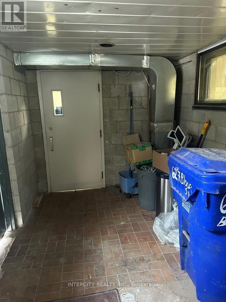 2nd Flr - 627 Bloor Street W Property Photo 35