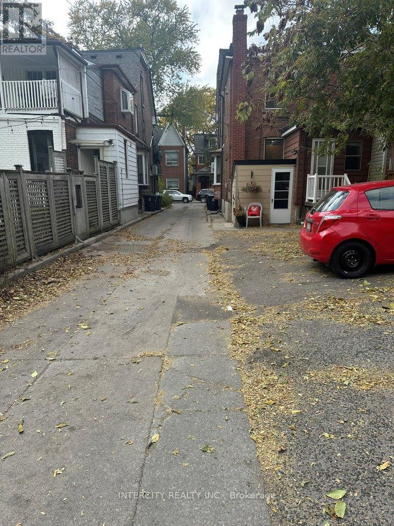 2nd Flr - 627 Bloor Street W Property Photo 37