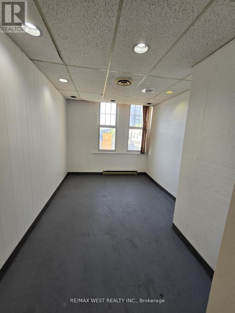 2nd Flr - 949 St Clair Avenue W Property Photo 3