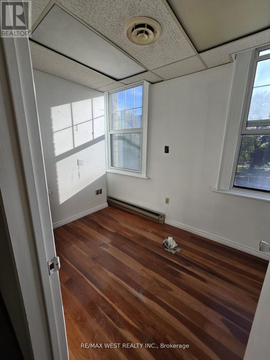 2nd Flr - 949 St Clair Avenue W Property Photo 6