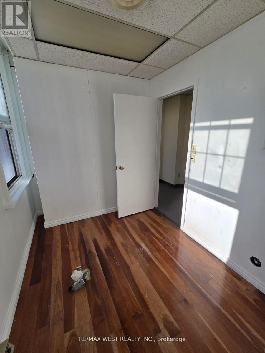 2nd Flr - 949 St Clair Avenue W Property Photo 7