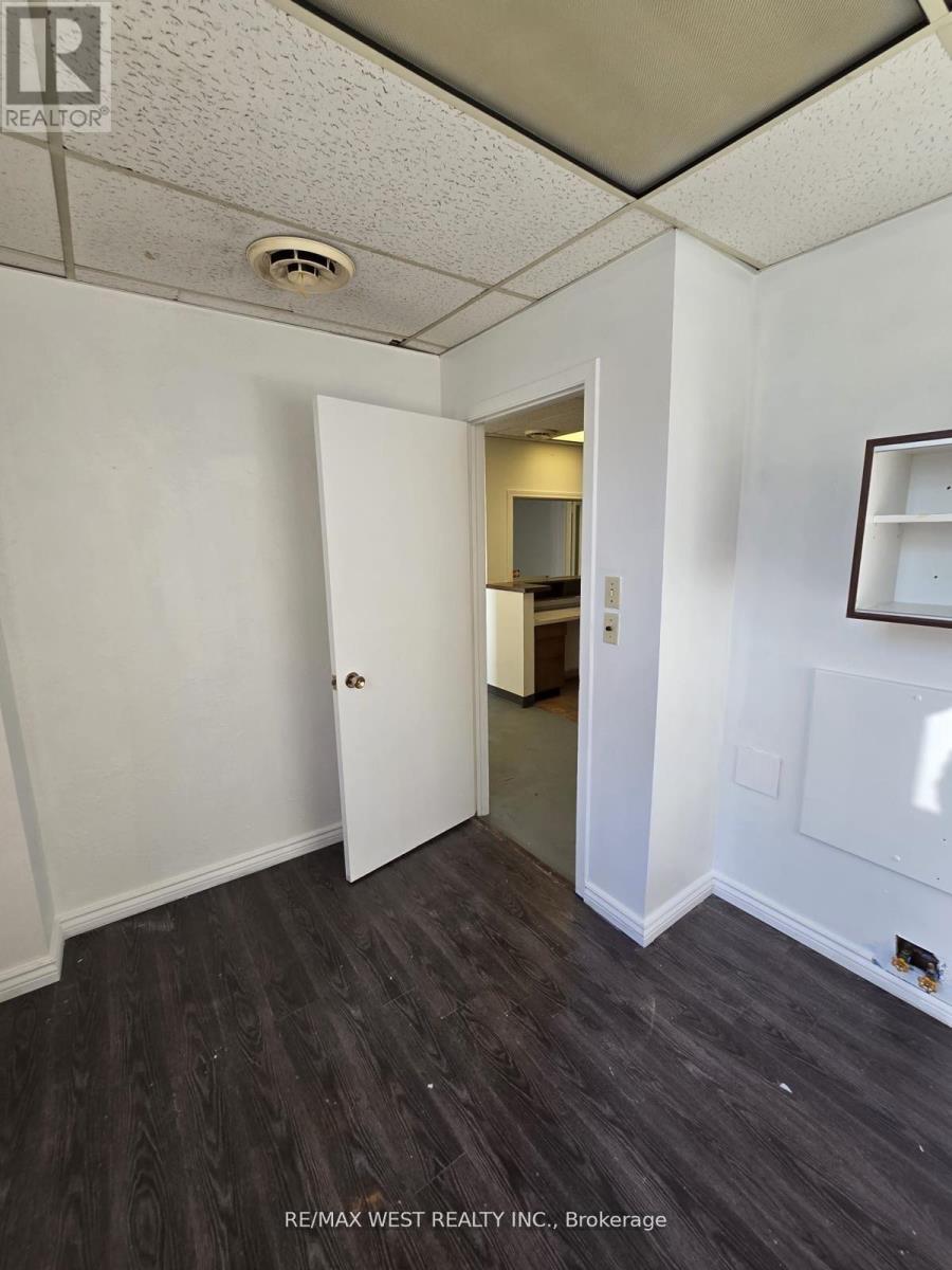 2nd Flr - 949 St Clair Avenue W Property Photo 8