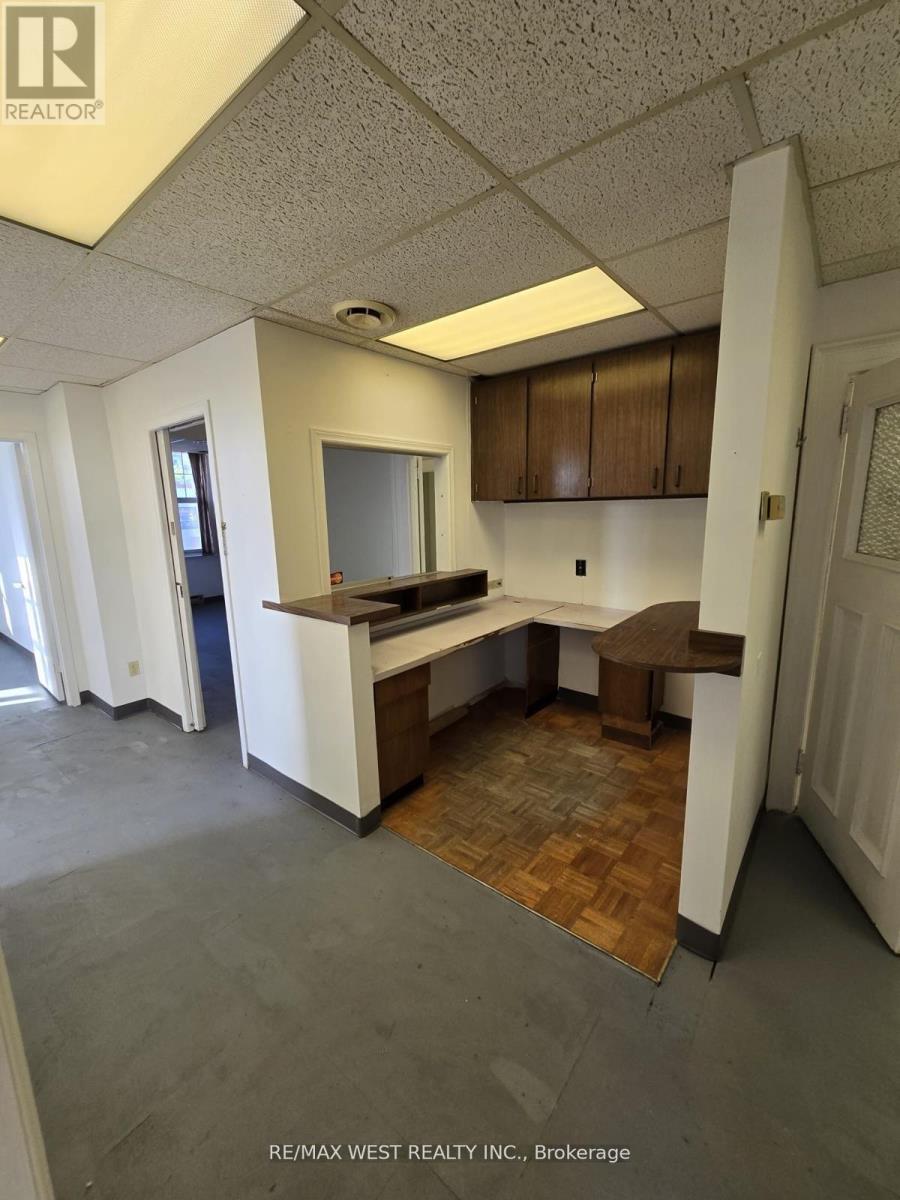 2nd Flr - 949 St Clair Avenue W Property Photo 9