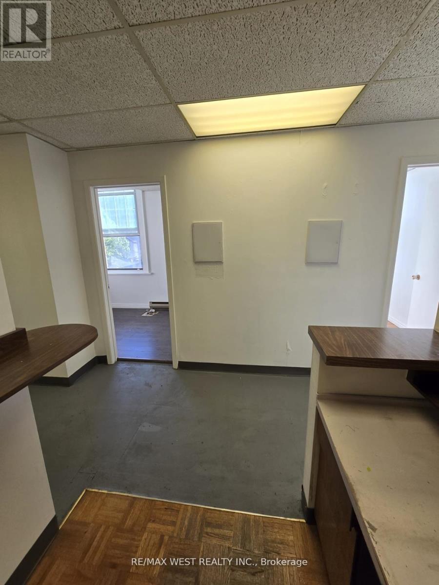 2nd Flr - 949 St Clair Avenue W Property Photo 10