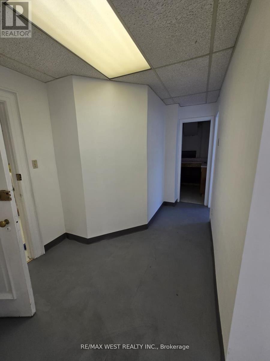 2nd Flr - 949 St Clair Avenue W Property Photo 11