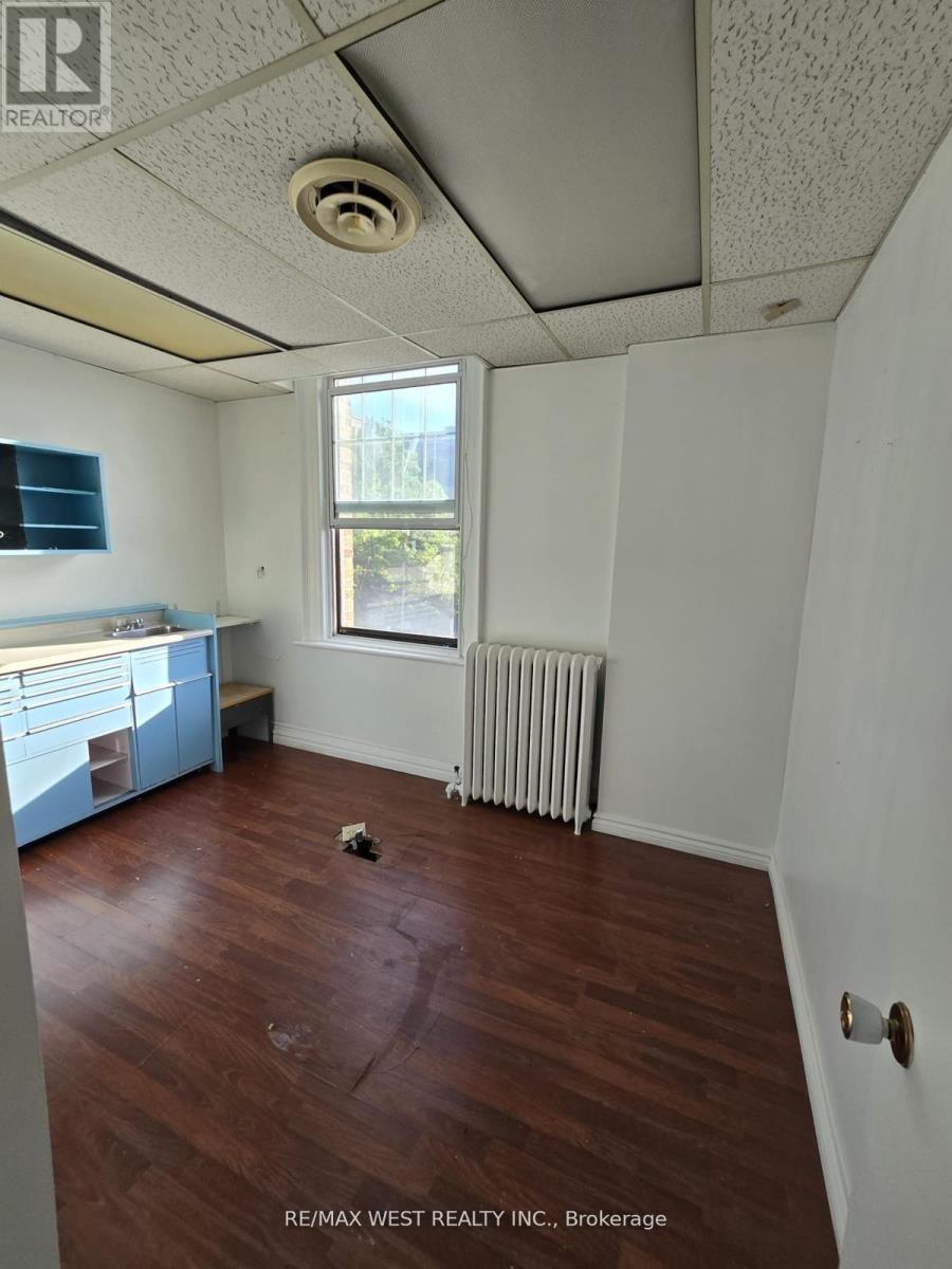 2nd Flr - 949 St Clair Avenue W Property Photo 12