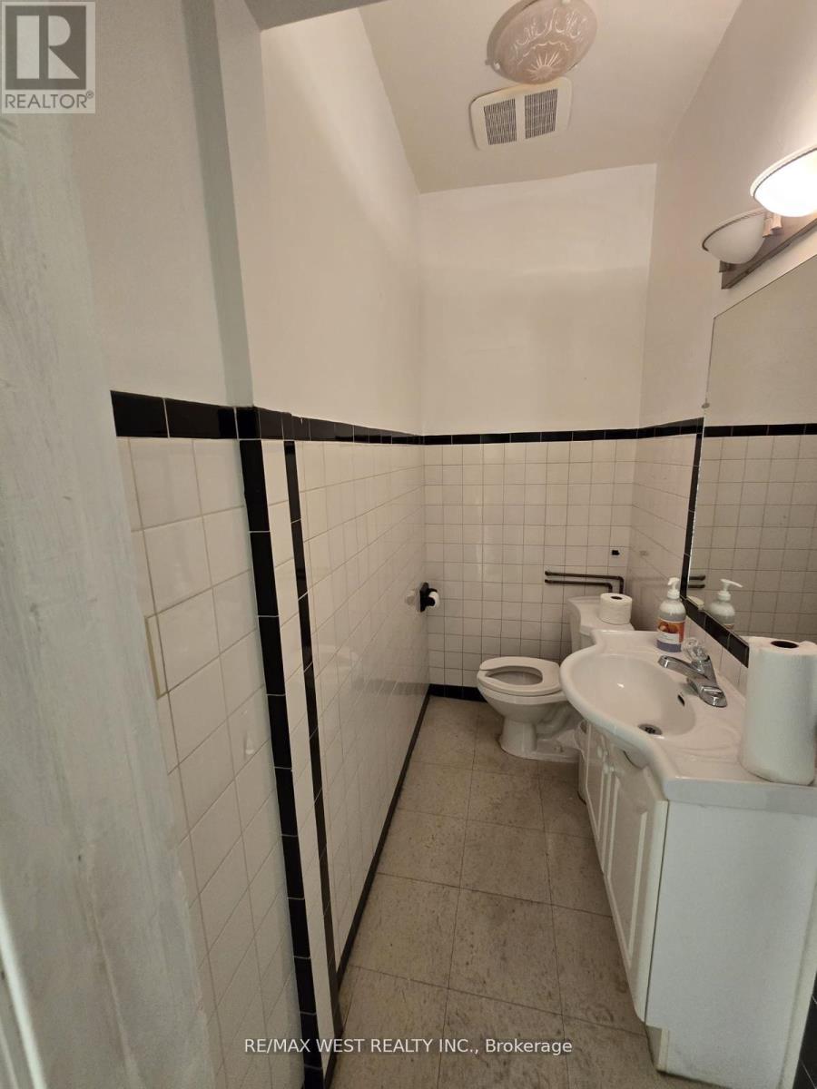 2nd Flr - 949 St Clair Avenue W Property Photo 15