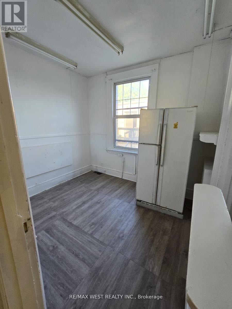 2nd Flr - 949 St Clair Avenue W Property Photo 16