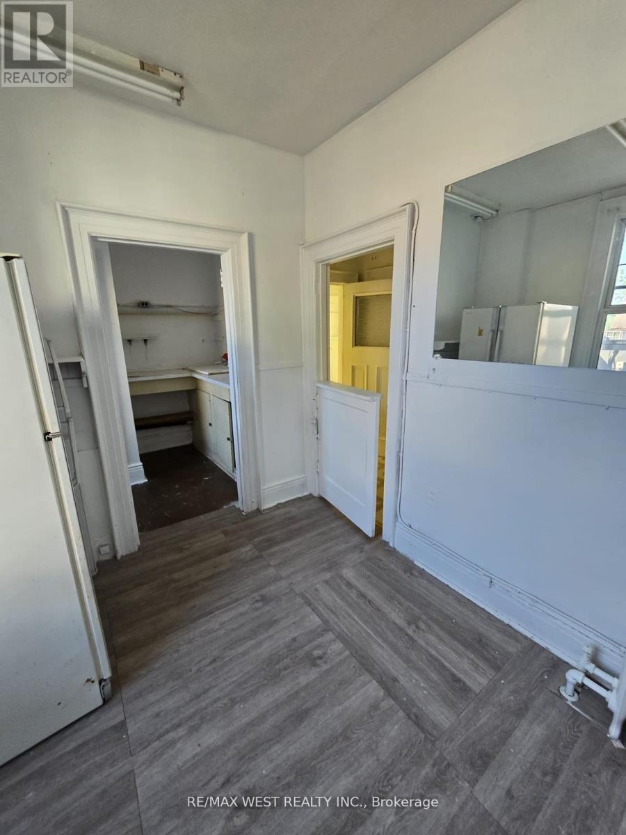 2nd Flr - 949 St Clair Avenue W Property Photo 17