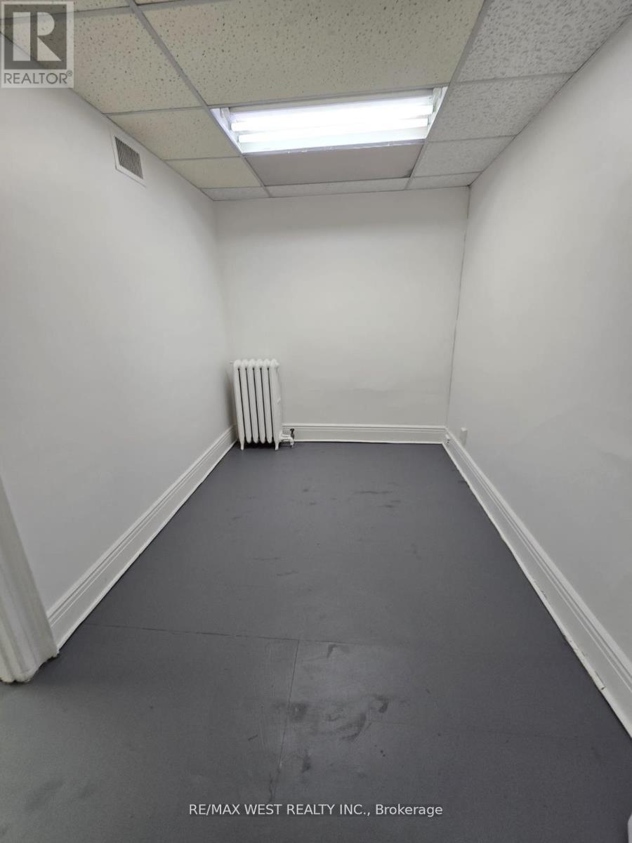2nd Flr - 949 St Clair Avenue W Property Photo 18