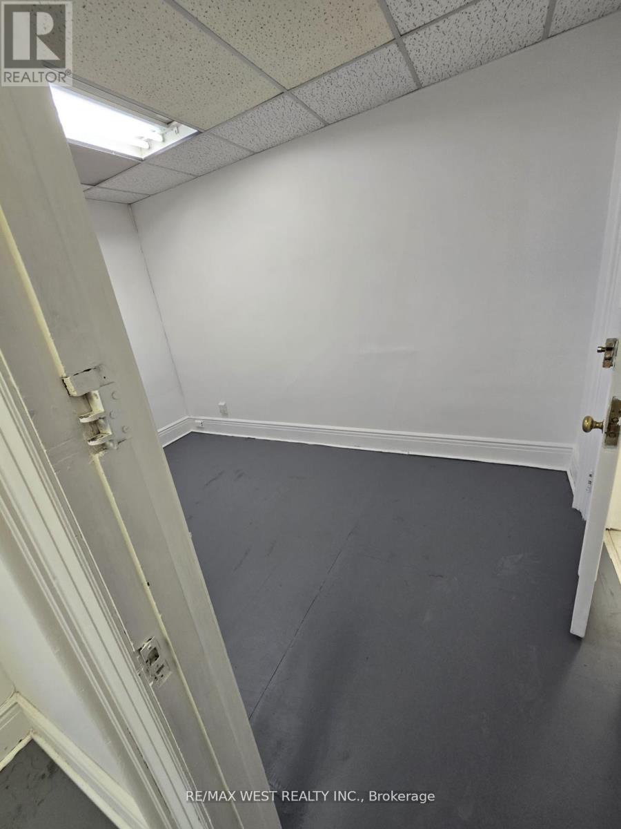 2nd Flr - 949 St Clair Avenue W Property Photo 19