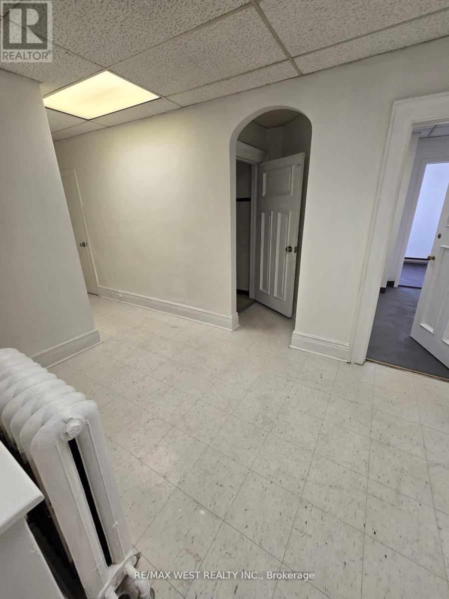 2nd Flr - 949 St Clair Avenue W Property Photo 20
