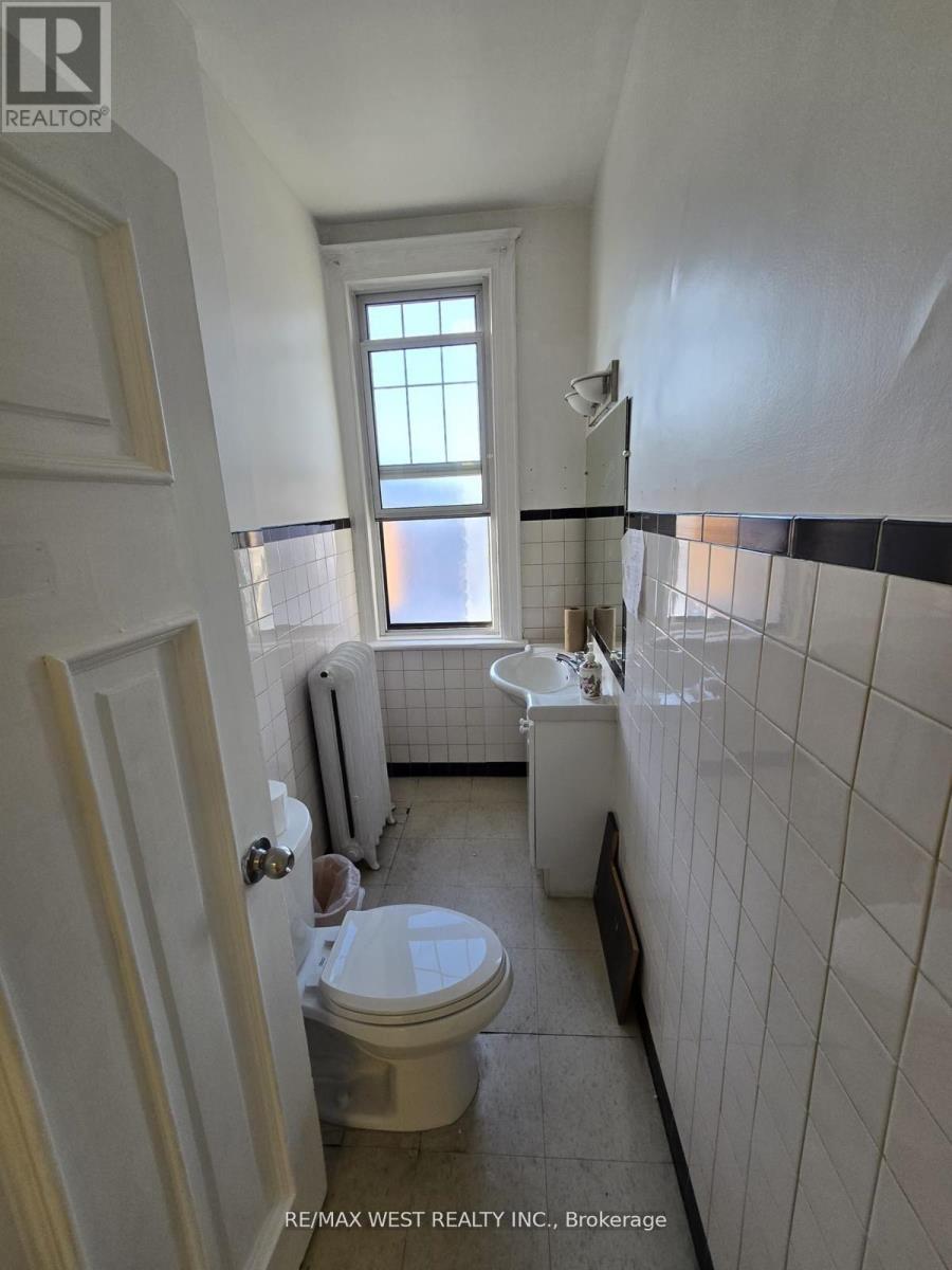 2nd Flr - 949 St Clair Avenue W Property Photo 25