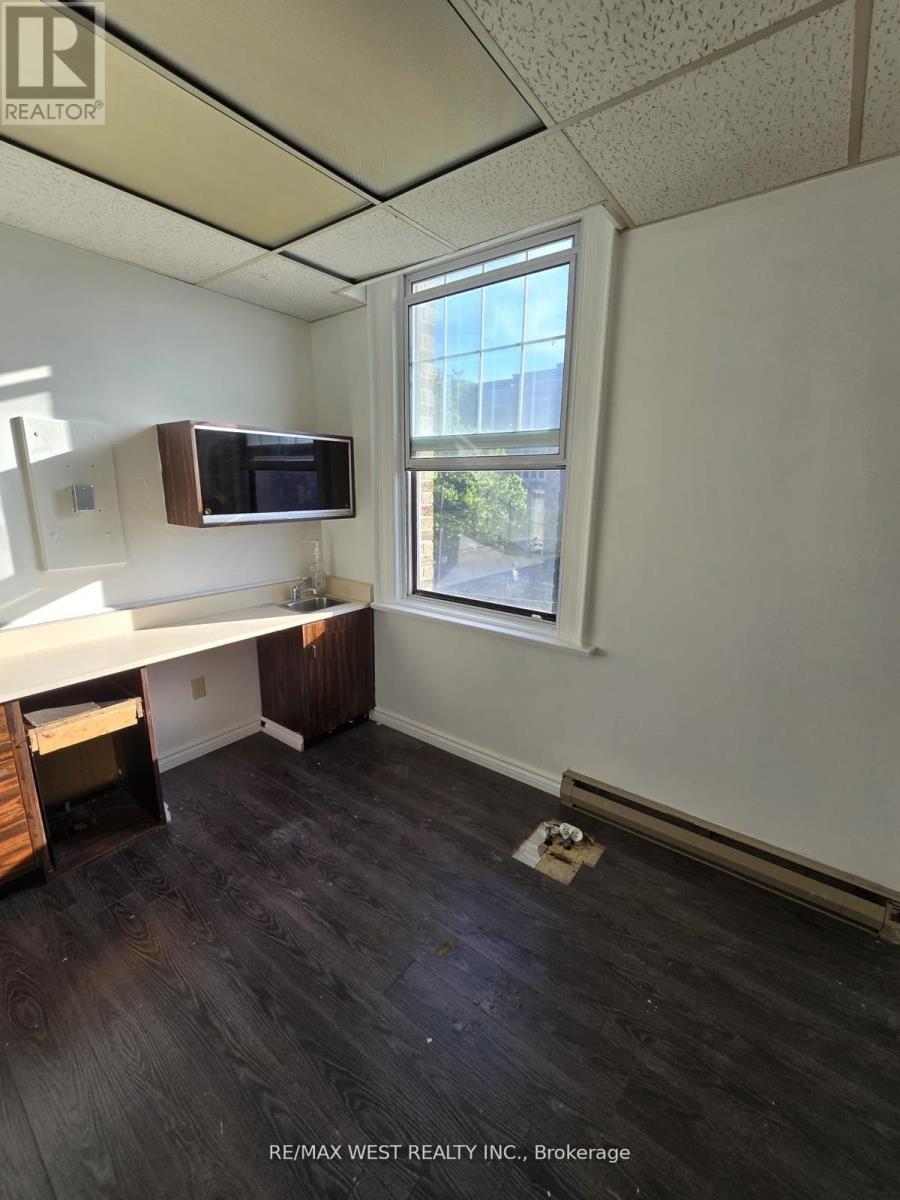 2 - 949 St Clair Avenue W Property Photo 7