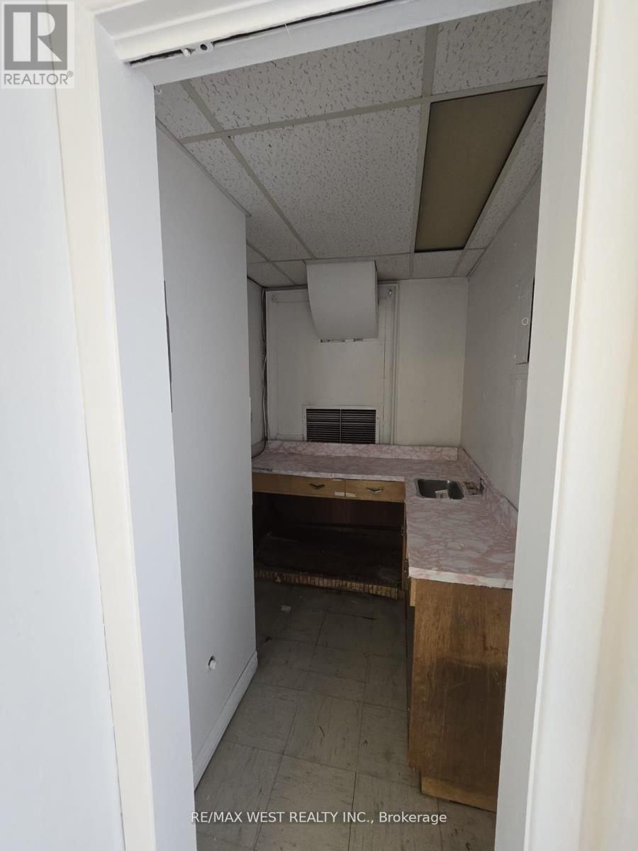 2 - 949 St Clair Avenue W Property Photo 12