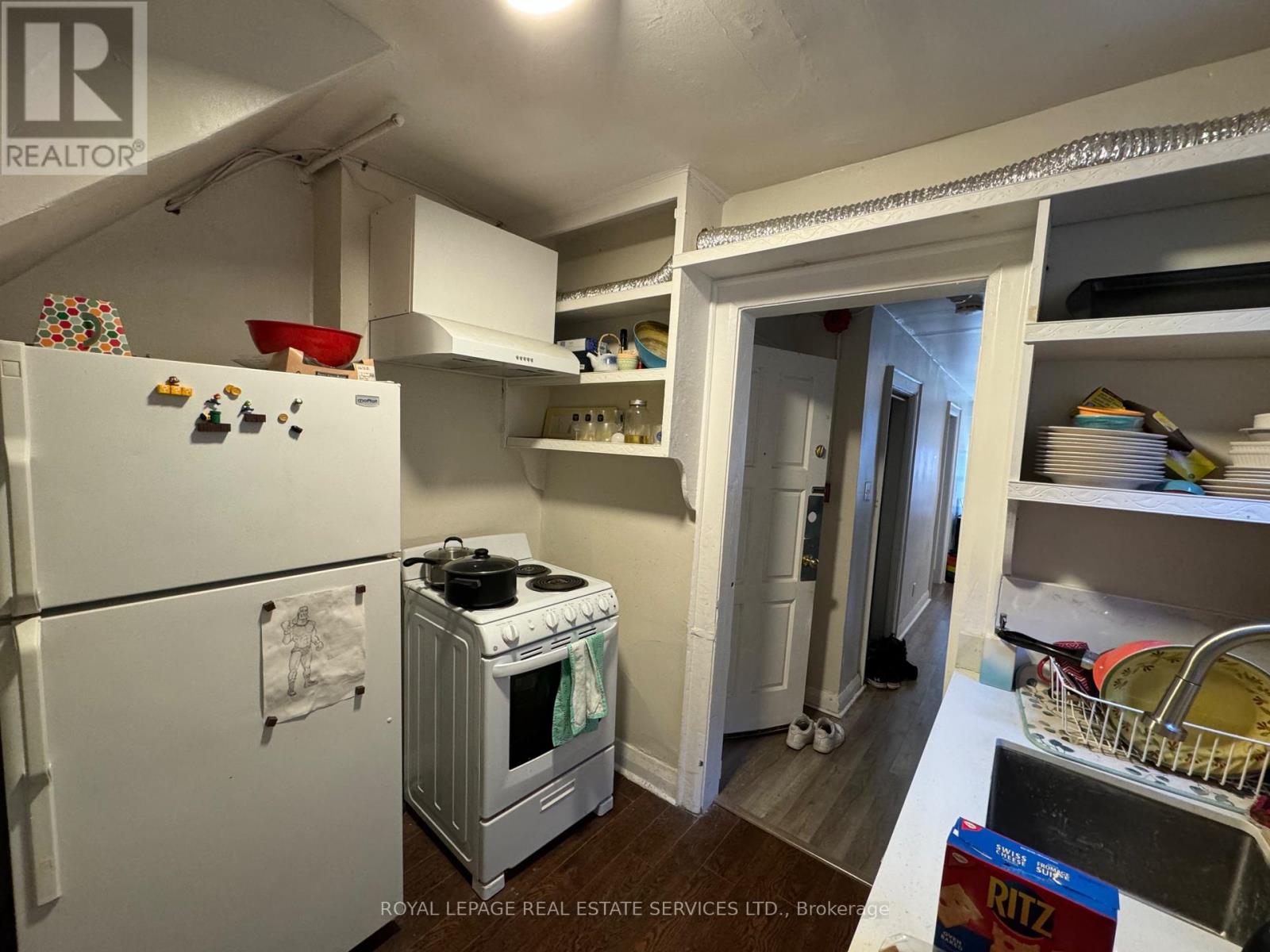 C - 136 Avenue Road Property Photo 9