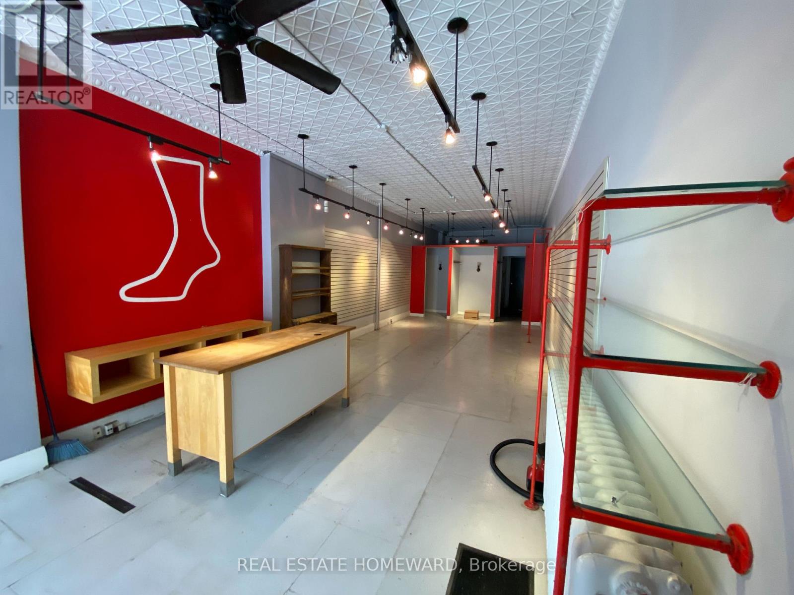 2585 Yonge Street Property Photo 2