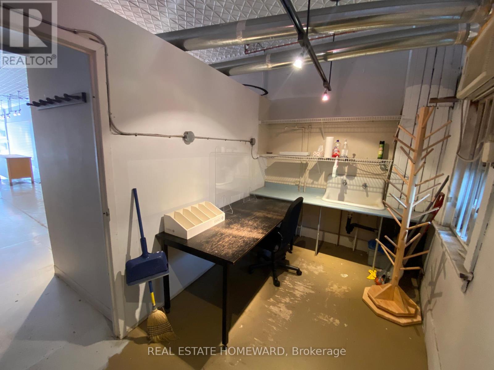 2585 Yonge Street Property Photo 3