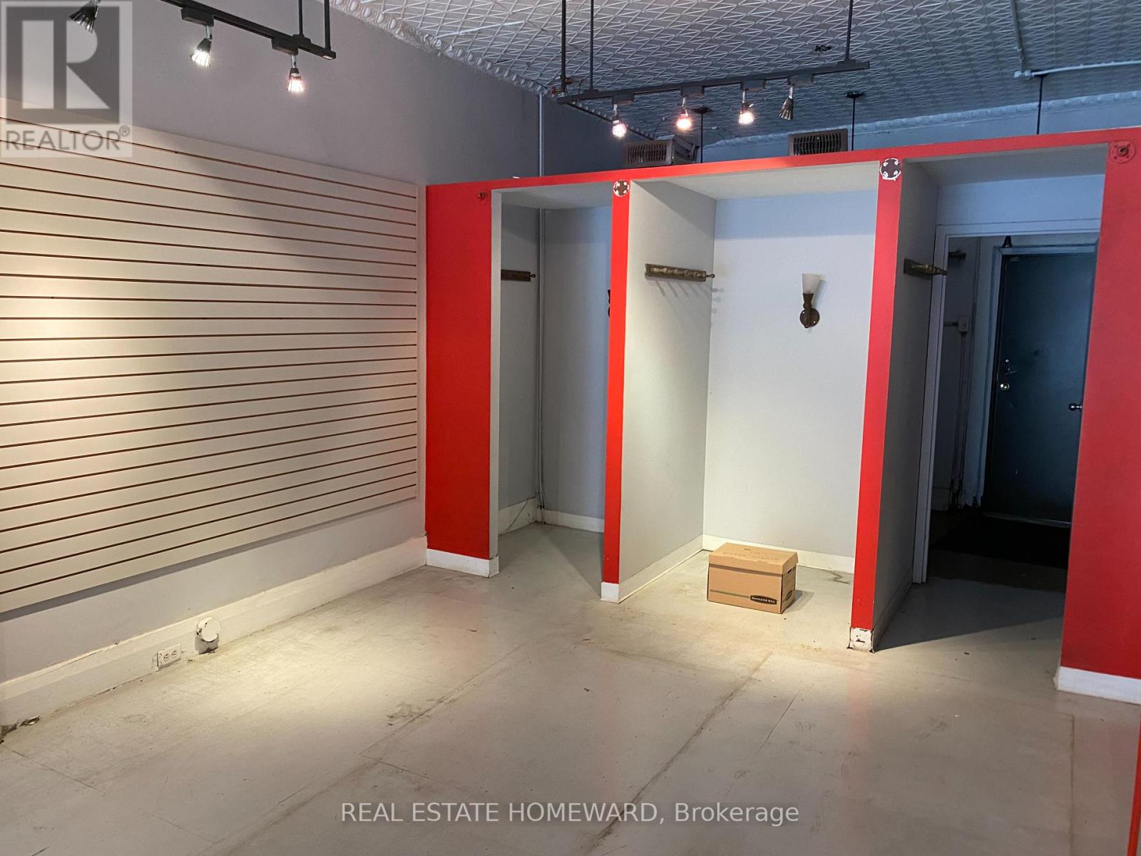 2585 Yonge Street Property Photo 4