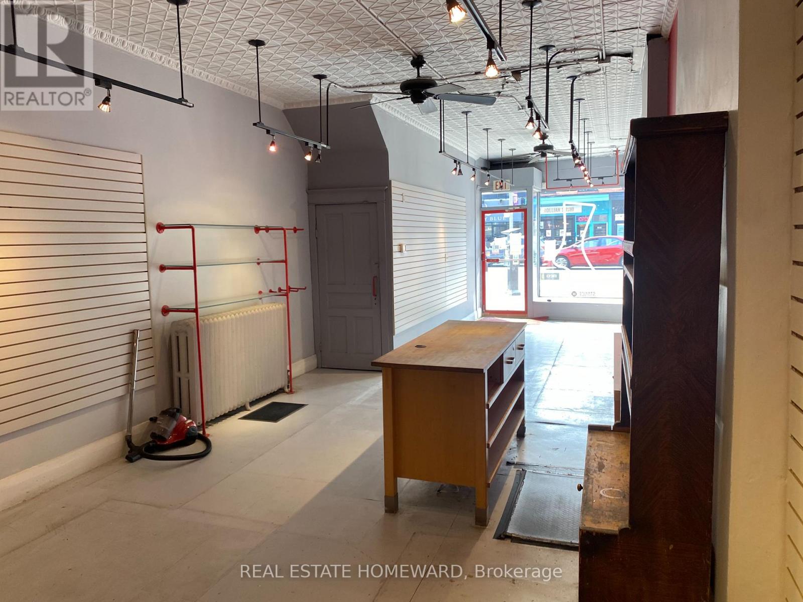 2585 Yonge Street Property Photo 5