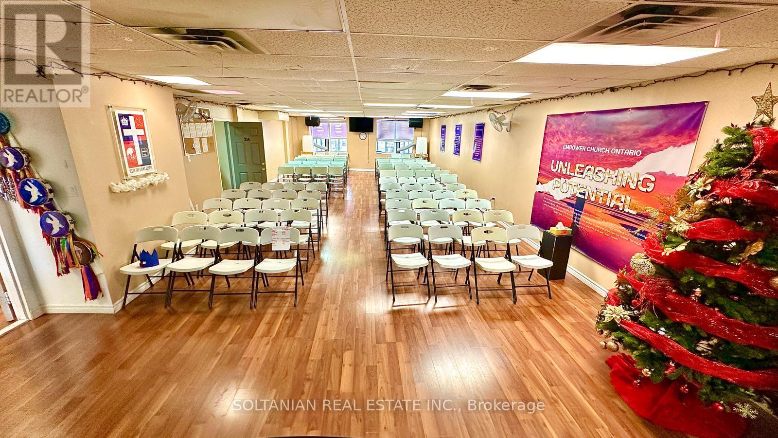 6120a Yonge Street Property Photo 1