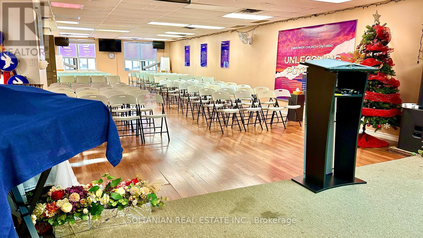 6120a Yonge Street Property Photo 5