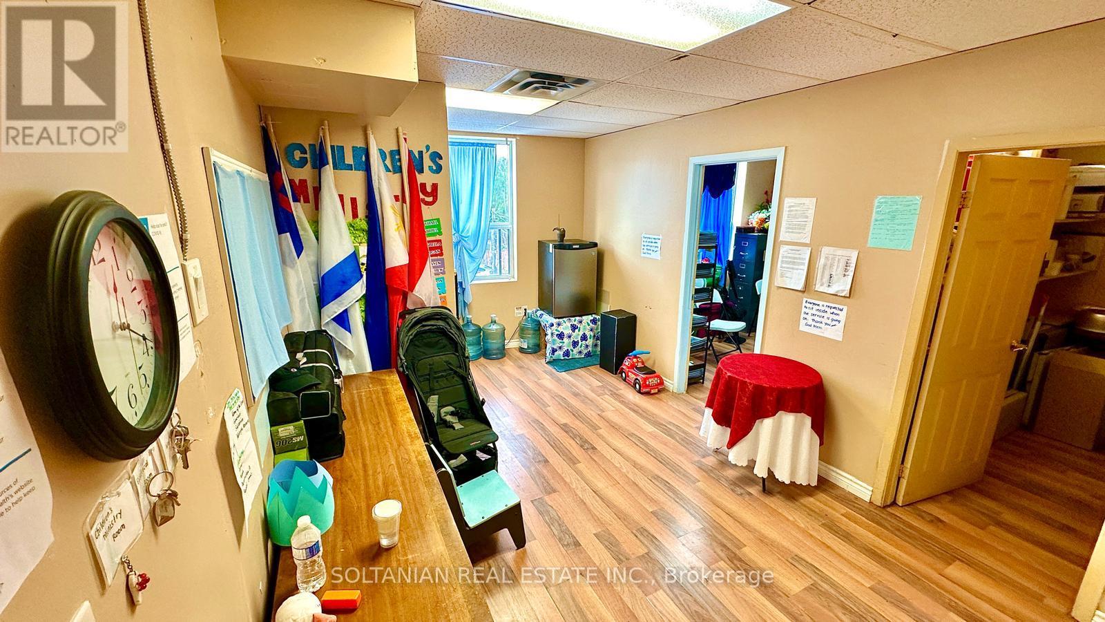 6120a Yonge Street Property Photo 6