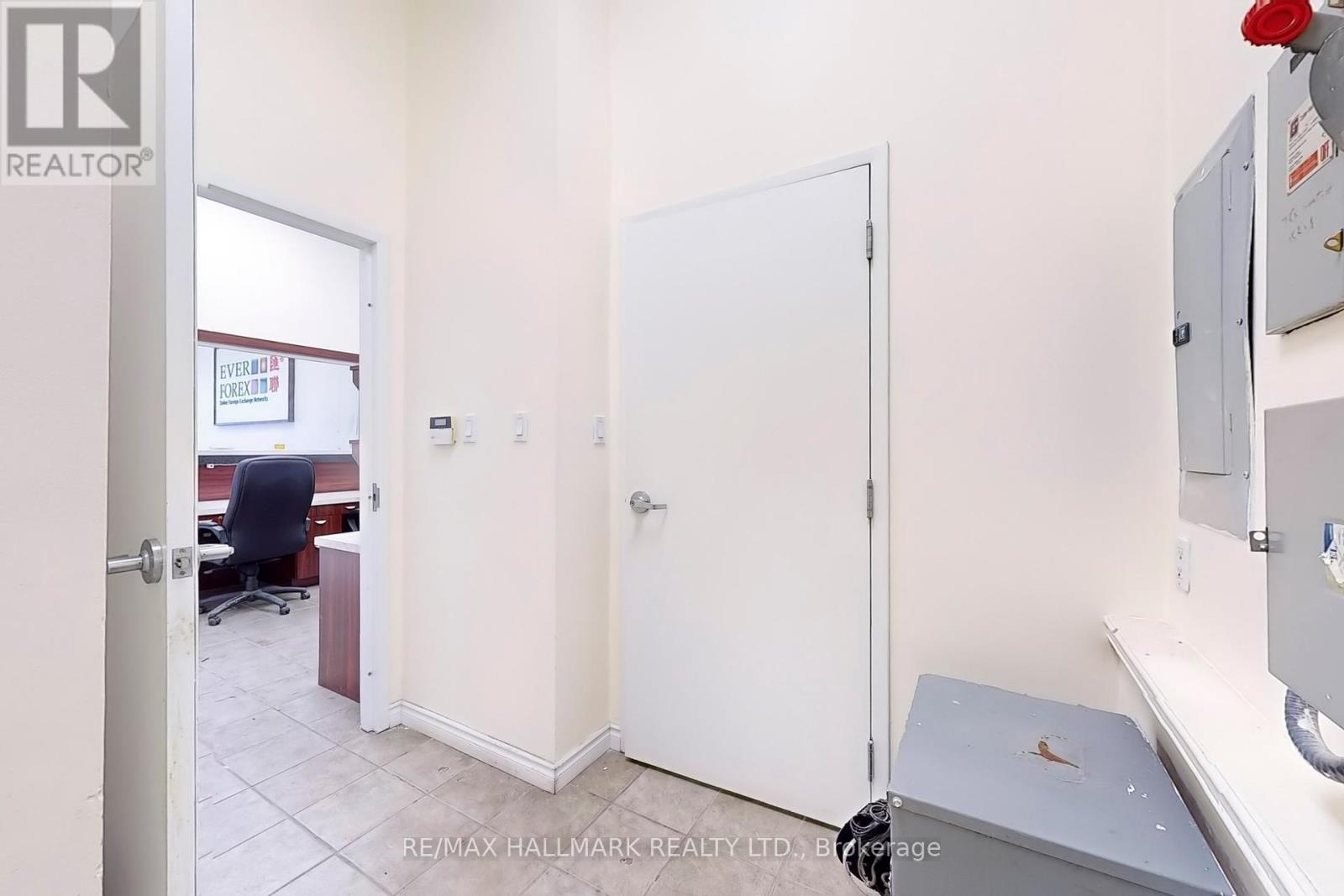 8 - 5 Northtown Way Property Photo 22