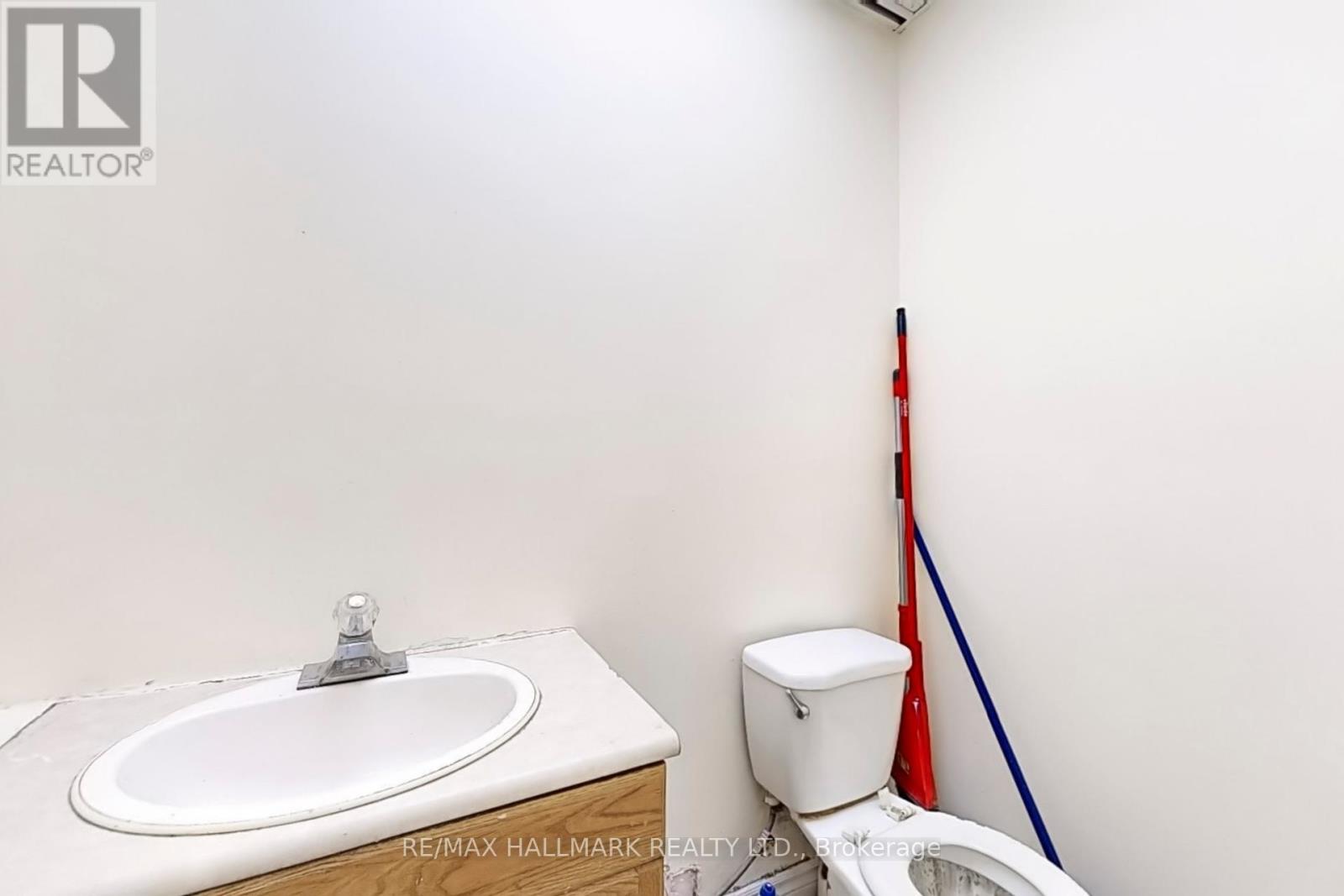 8 - 5 Northtown Way Property Photo 29