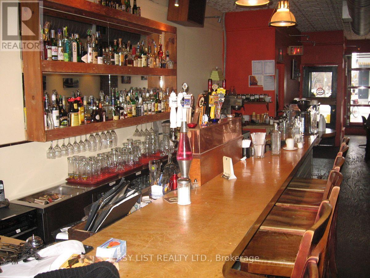 512 Queen Street W Property Photo 4