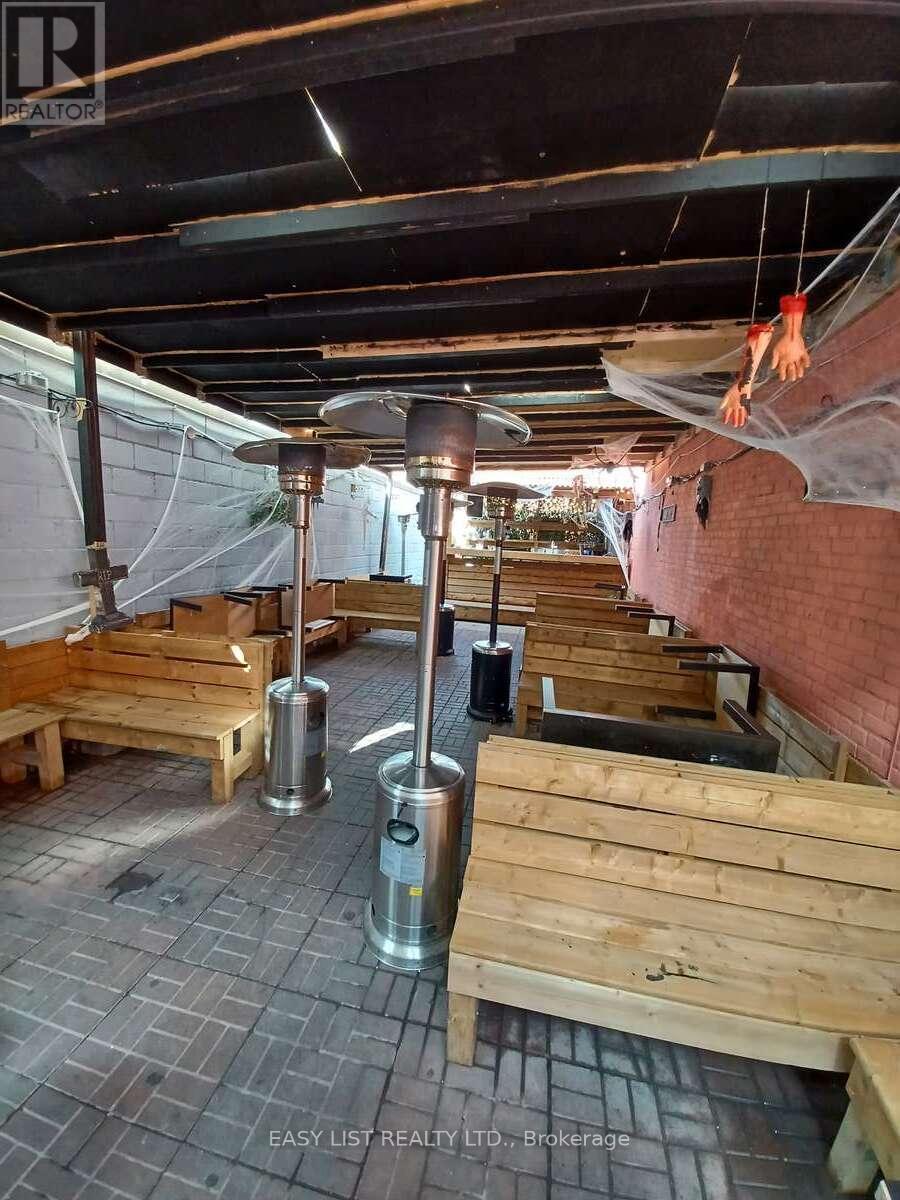 512 Queen Street W Property Photo 10