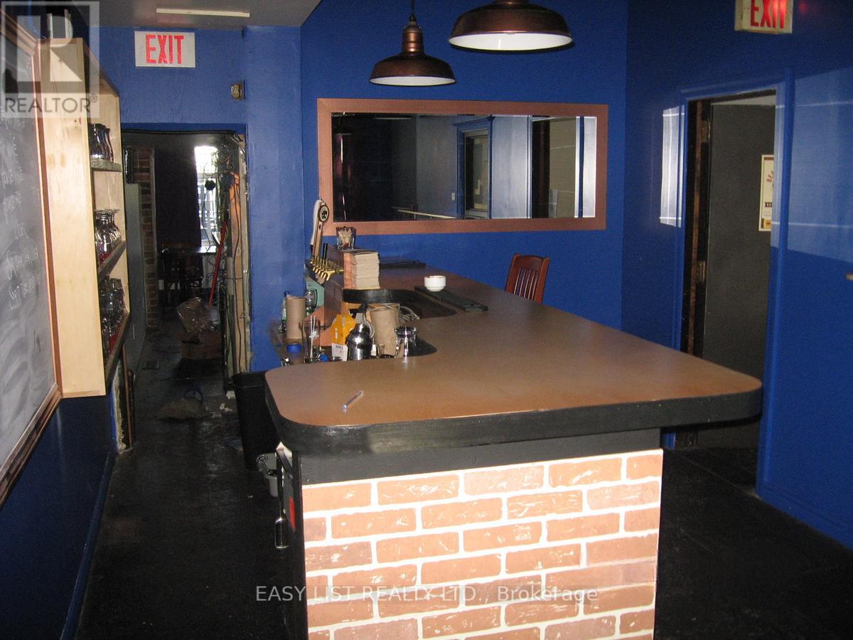 512 Queen Street W Property Photo 14