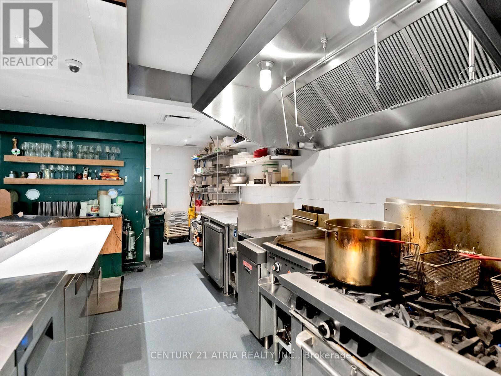 611 College Street Property Photo 7