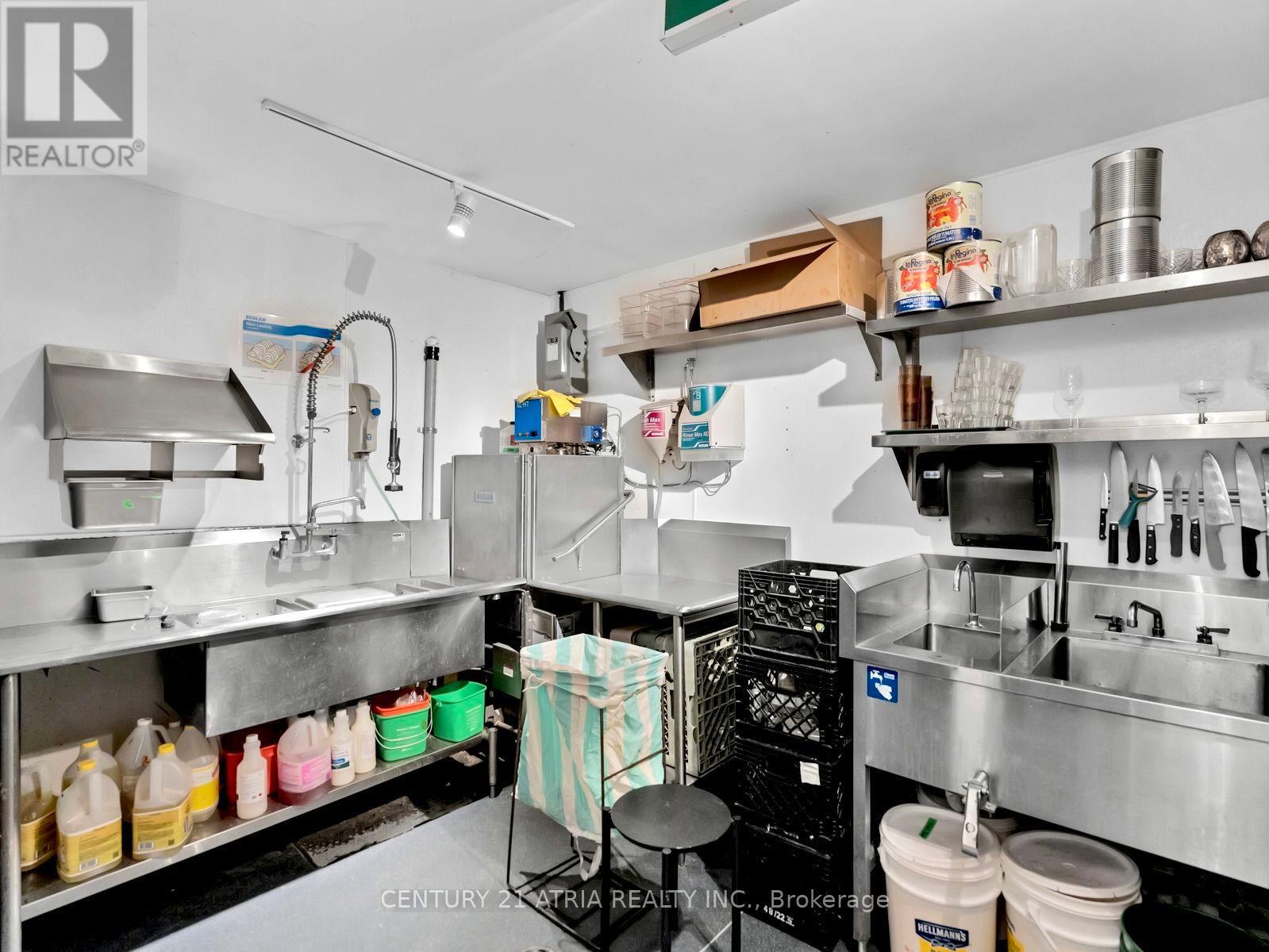 611 College Street Property Photo 8