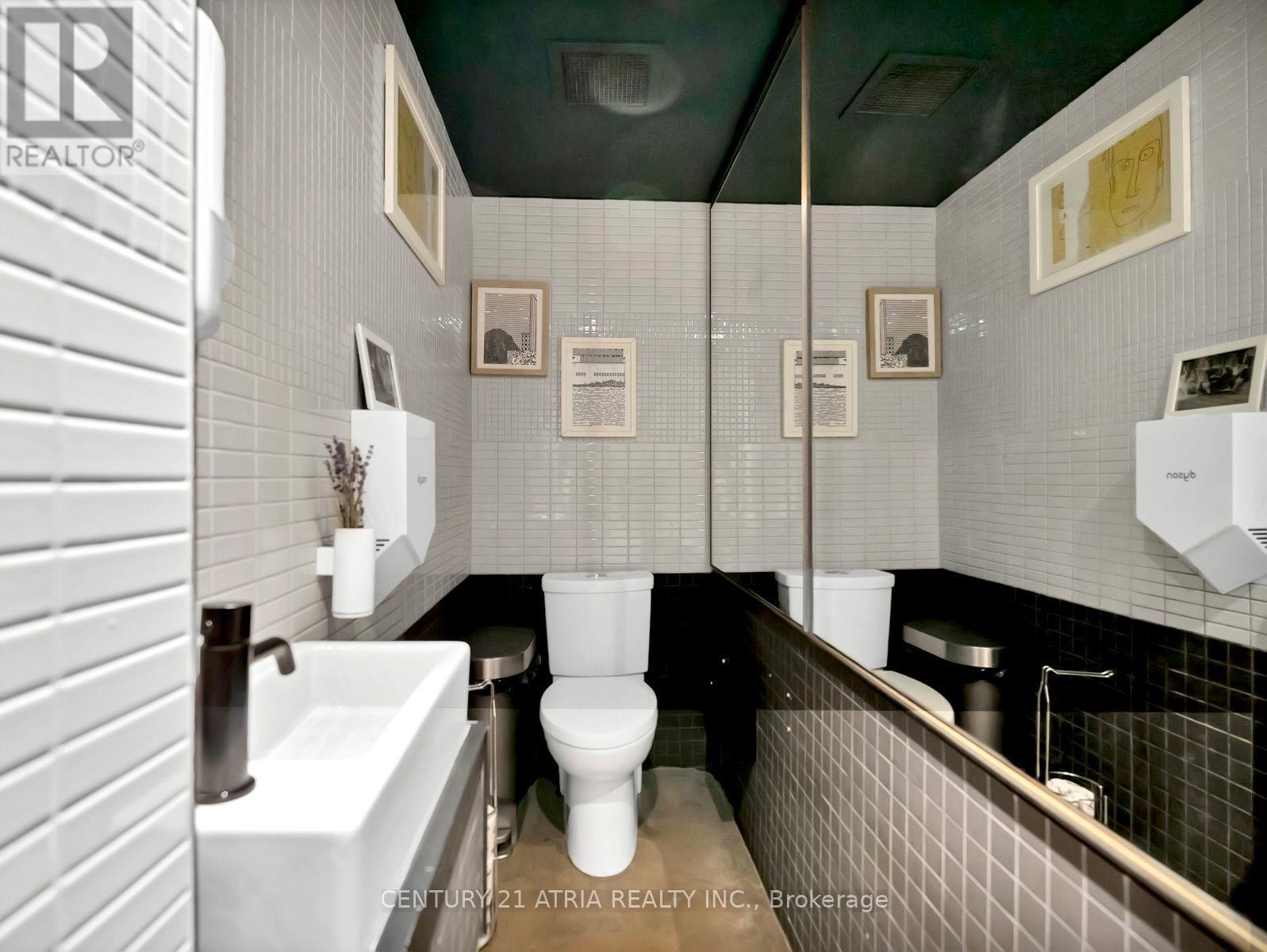 611 College Street Property Photo 10