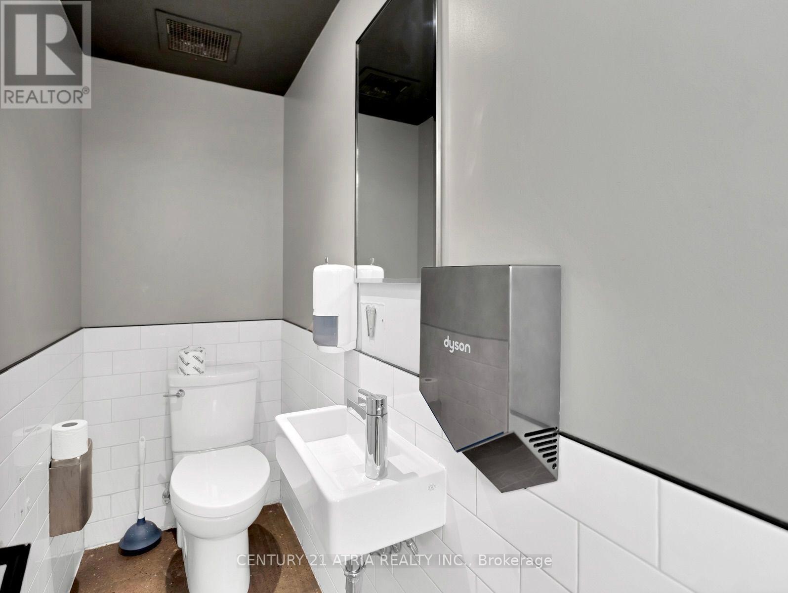 611 College Street Property Photo 15