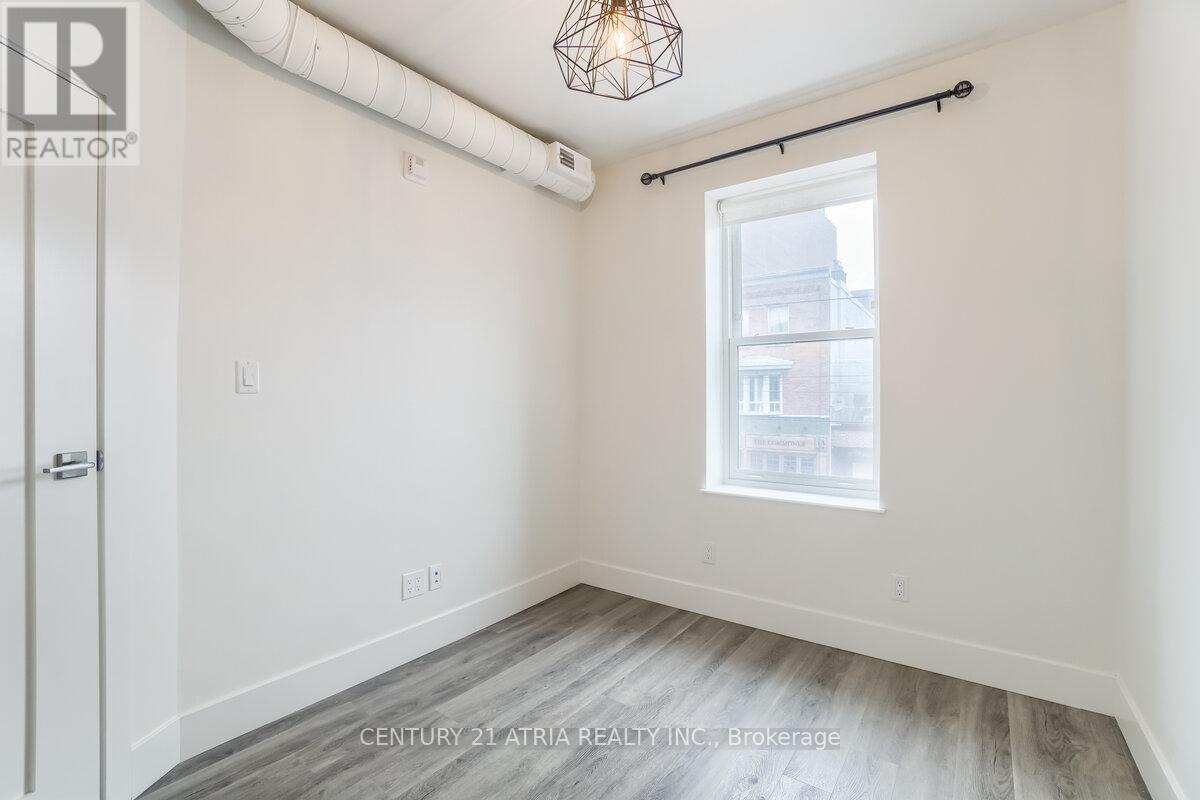 611 College Street Property Photo 17