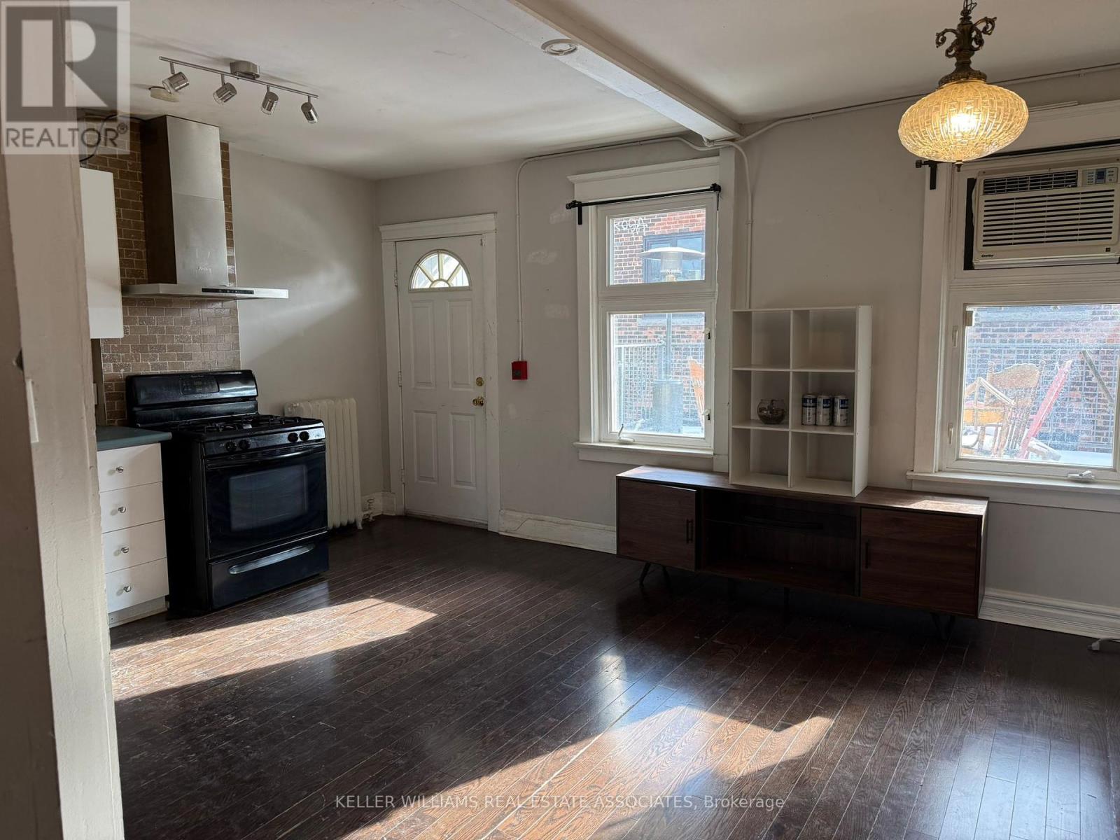 16(3rd) - 497 Bloor Street W Property Photo 2