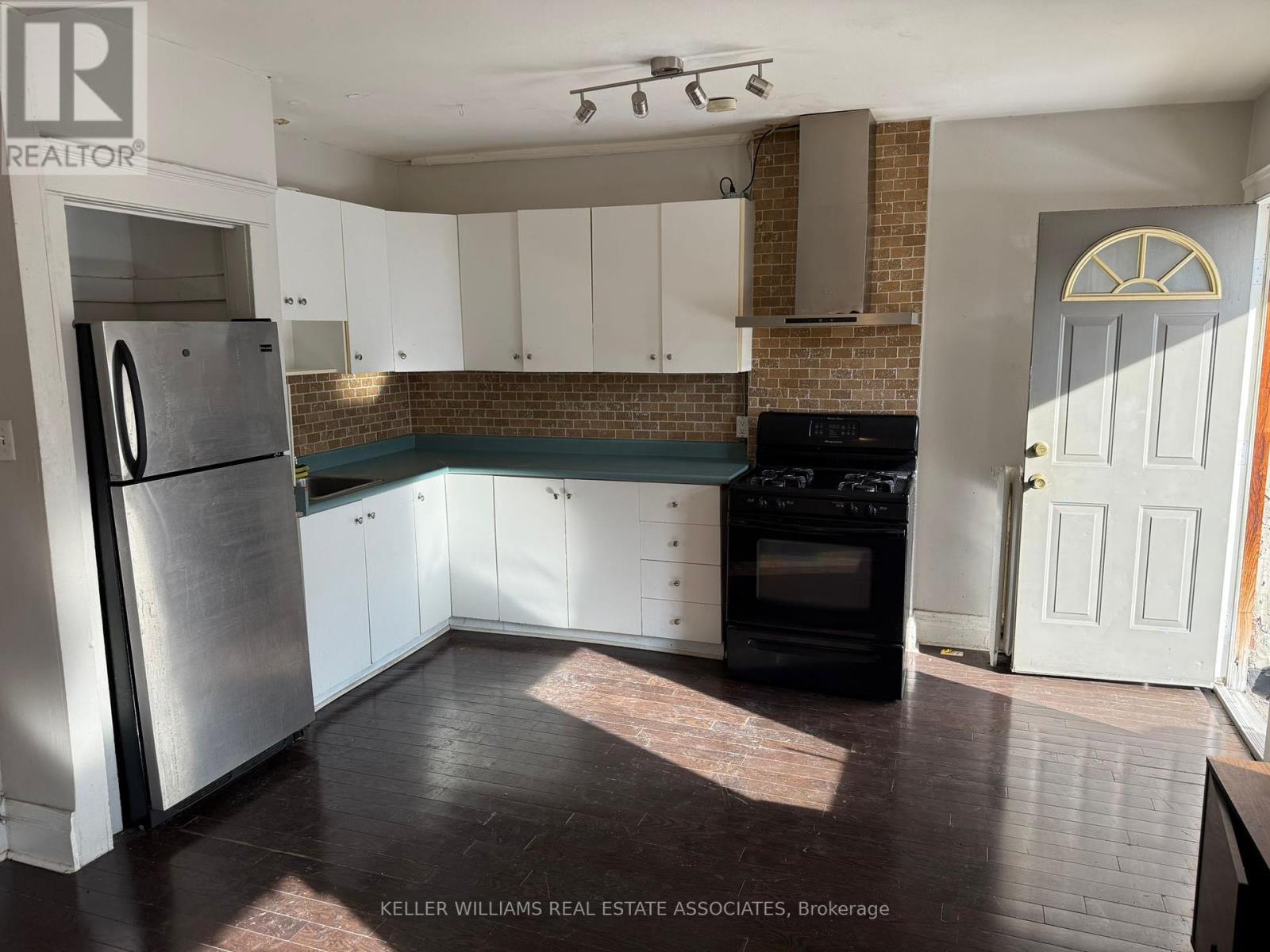 16(3rd) - 497 Bloor Street W Property Photo 4