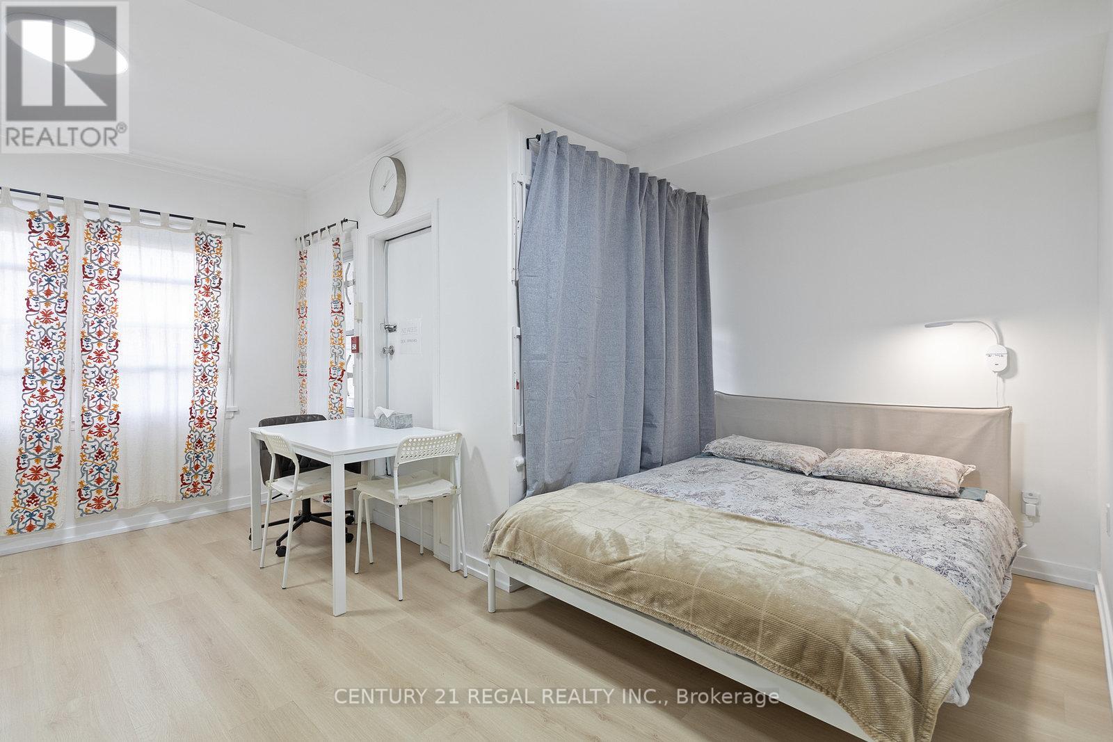 2b - 590 Bloor Street W Property Photo 8