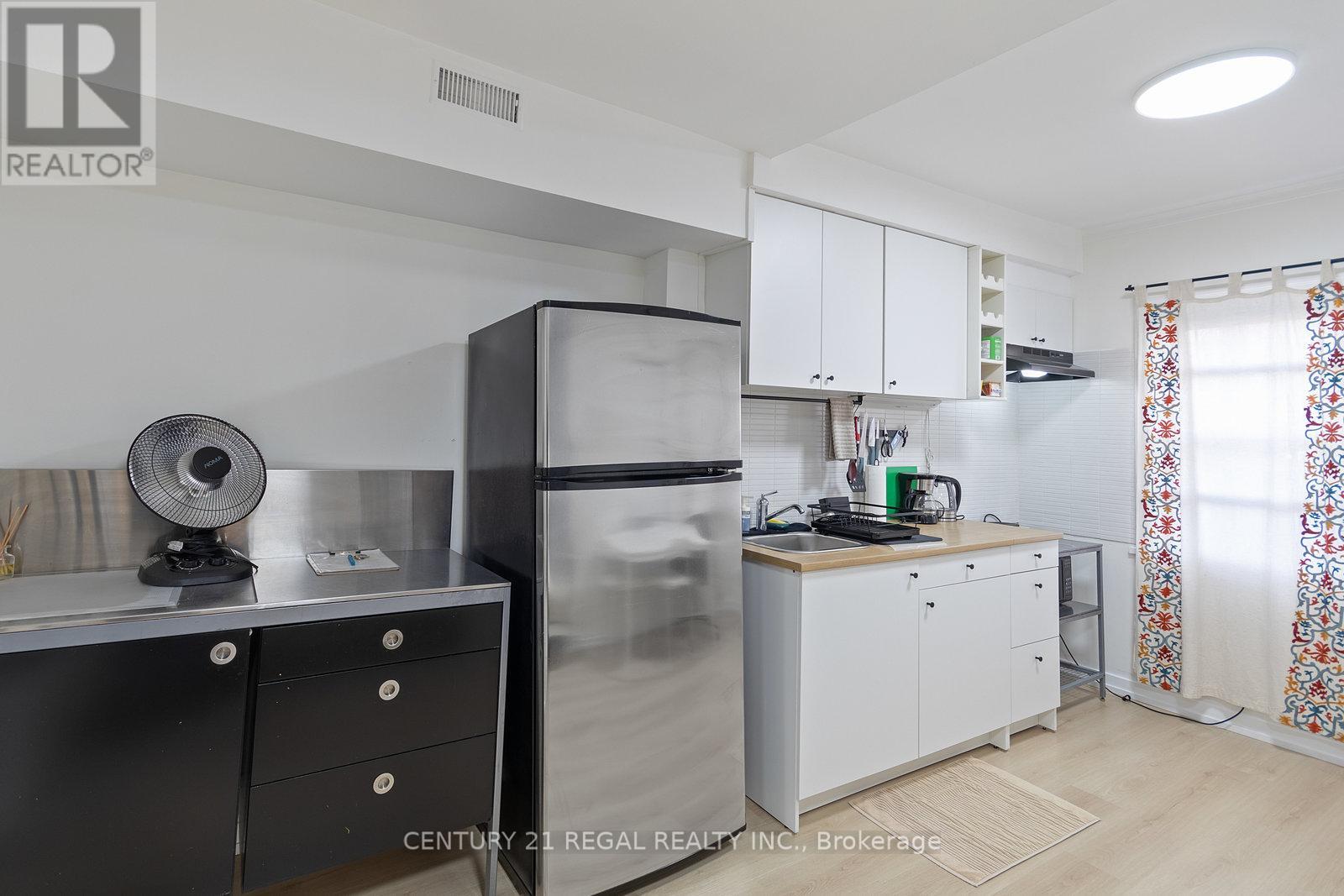 2b - 590 Bloor Street W Property Photo 11