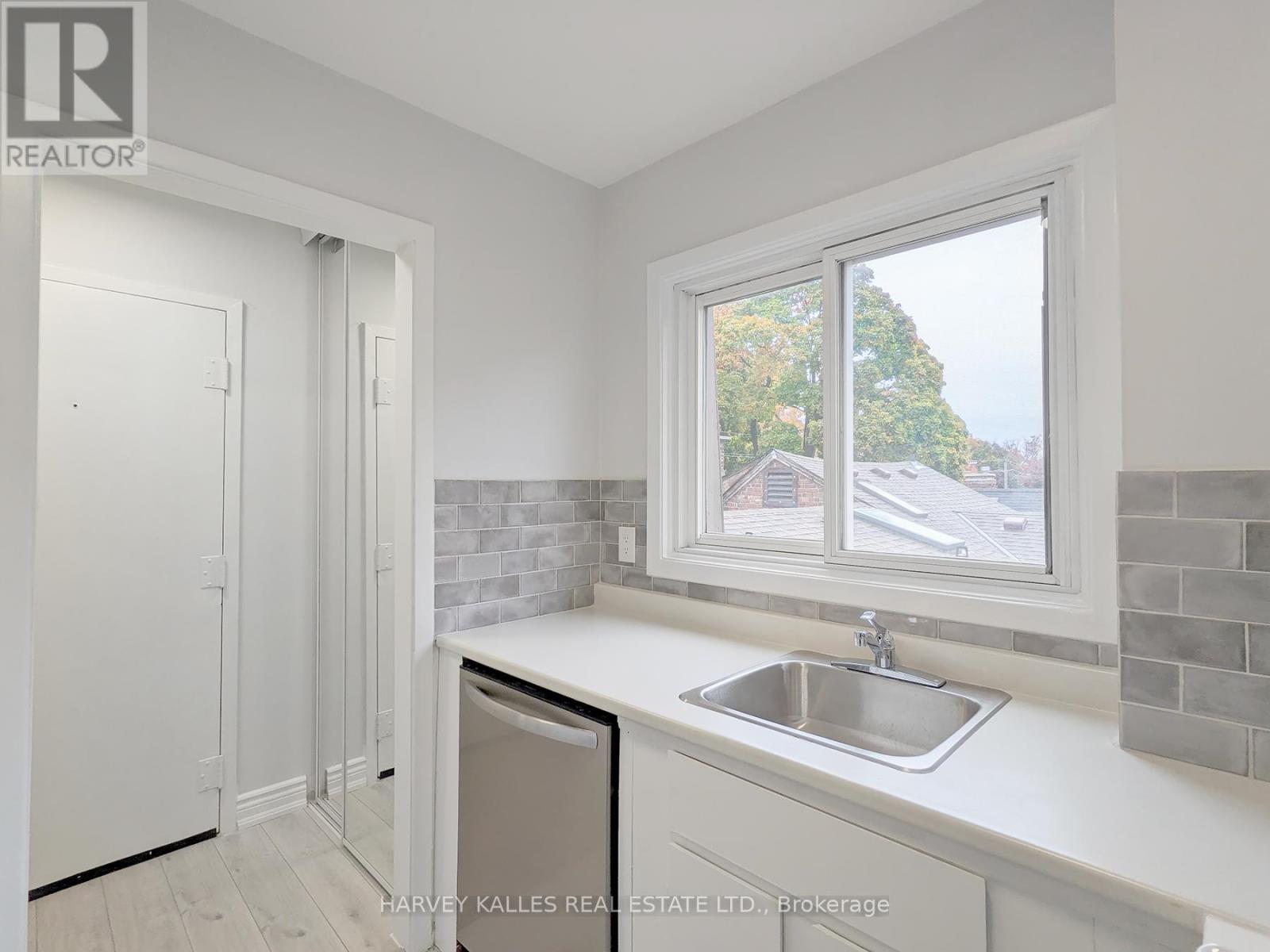 4 - 431 Balliol Street Property Photo 10