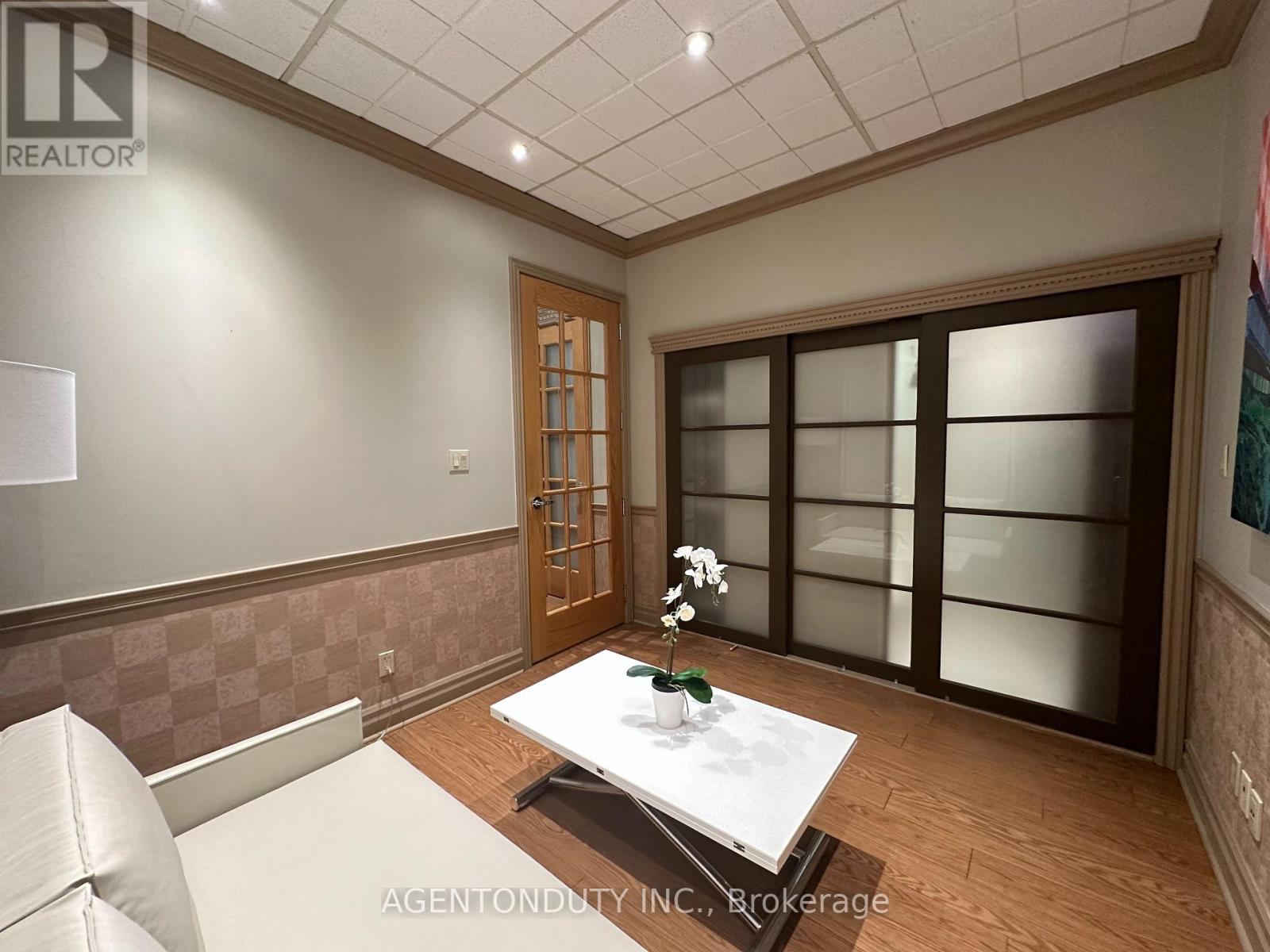119 Front Street E Property Photo 9