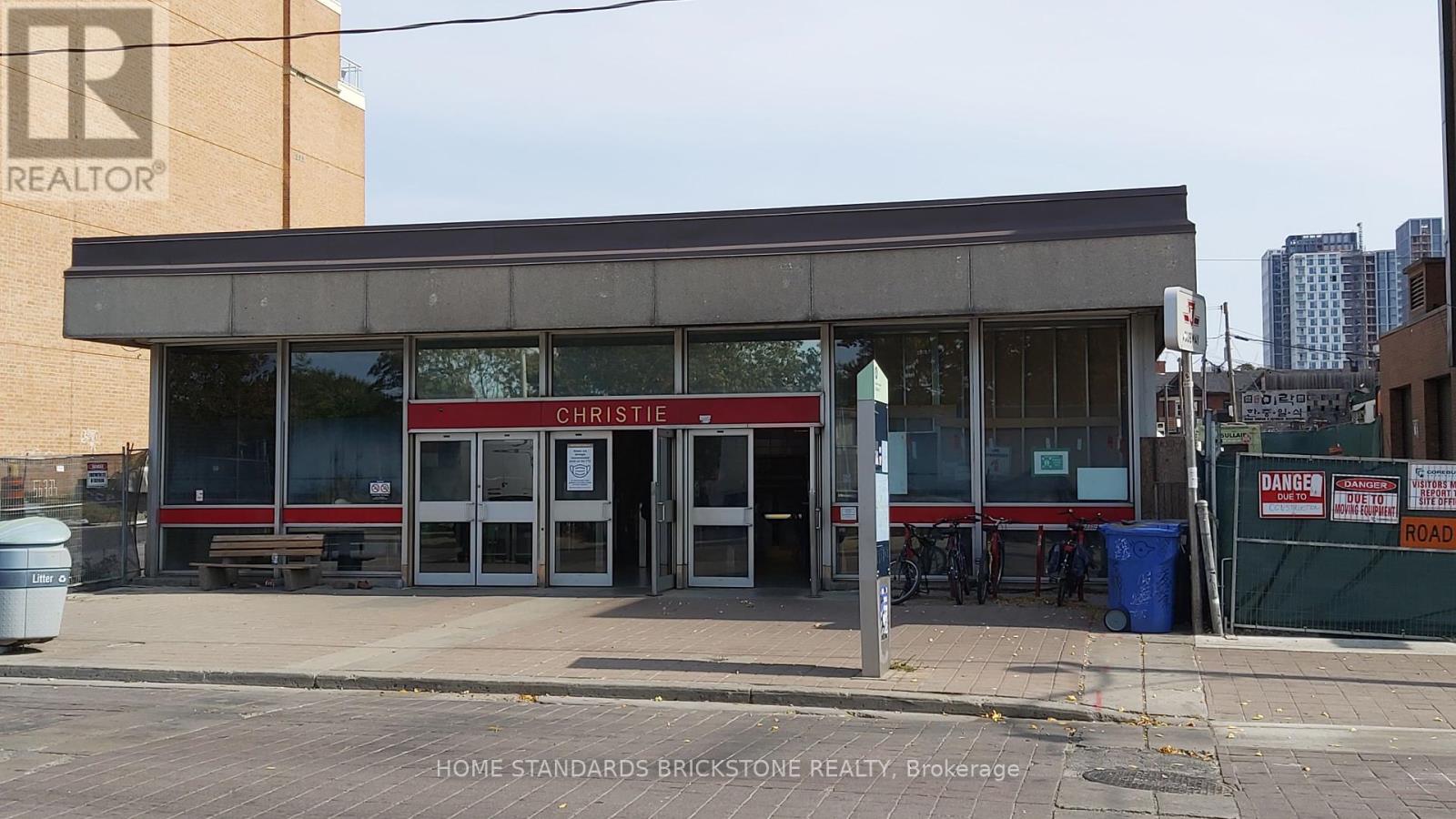 100 - 721 Bloor Street W Property Photo 10