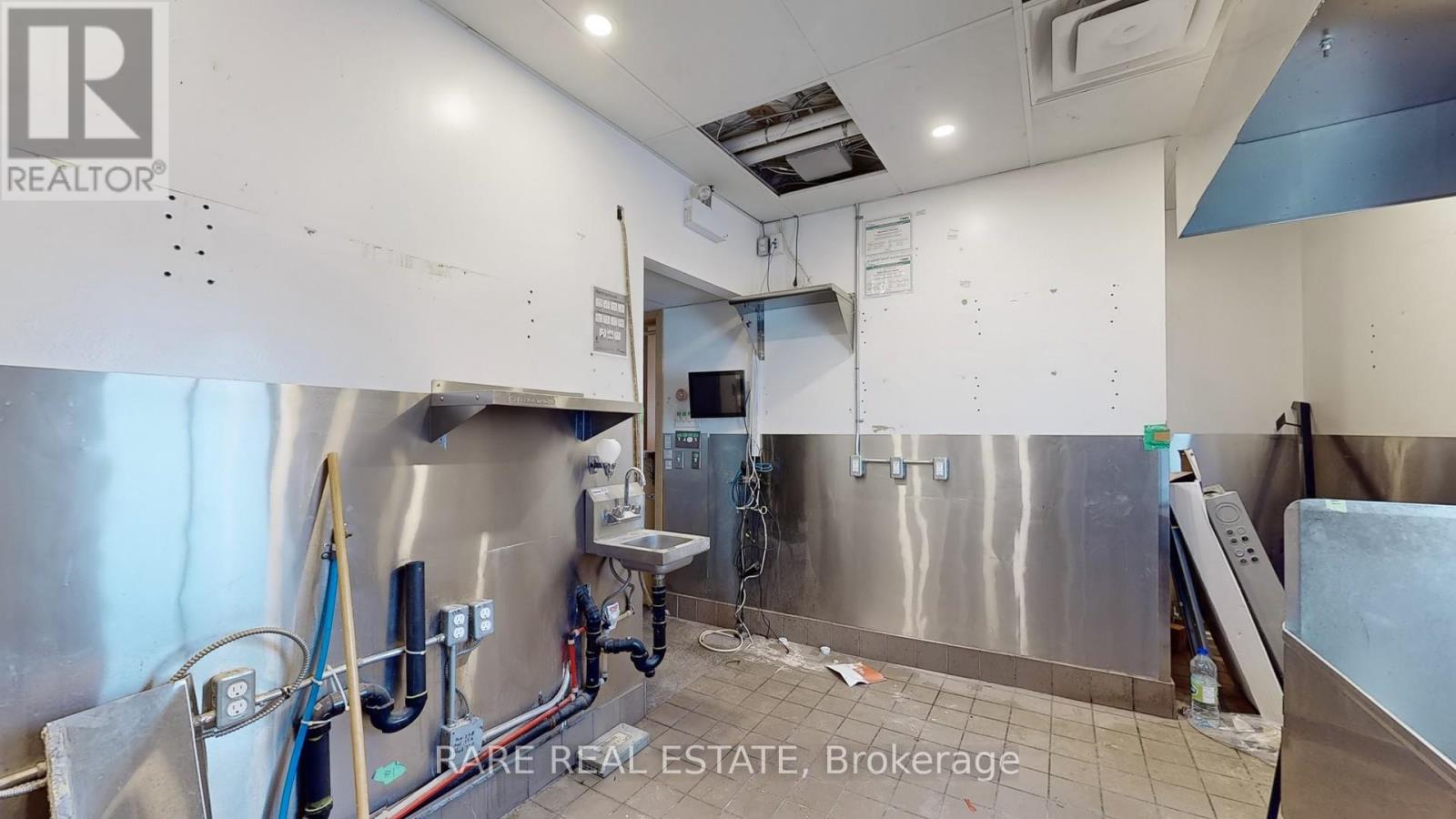 Unit 2 - 4909 Yonge Street Property Photo 22