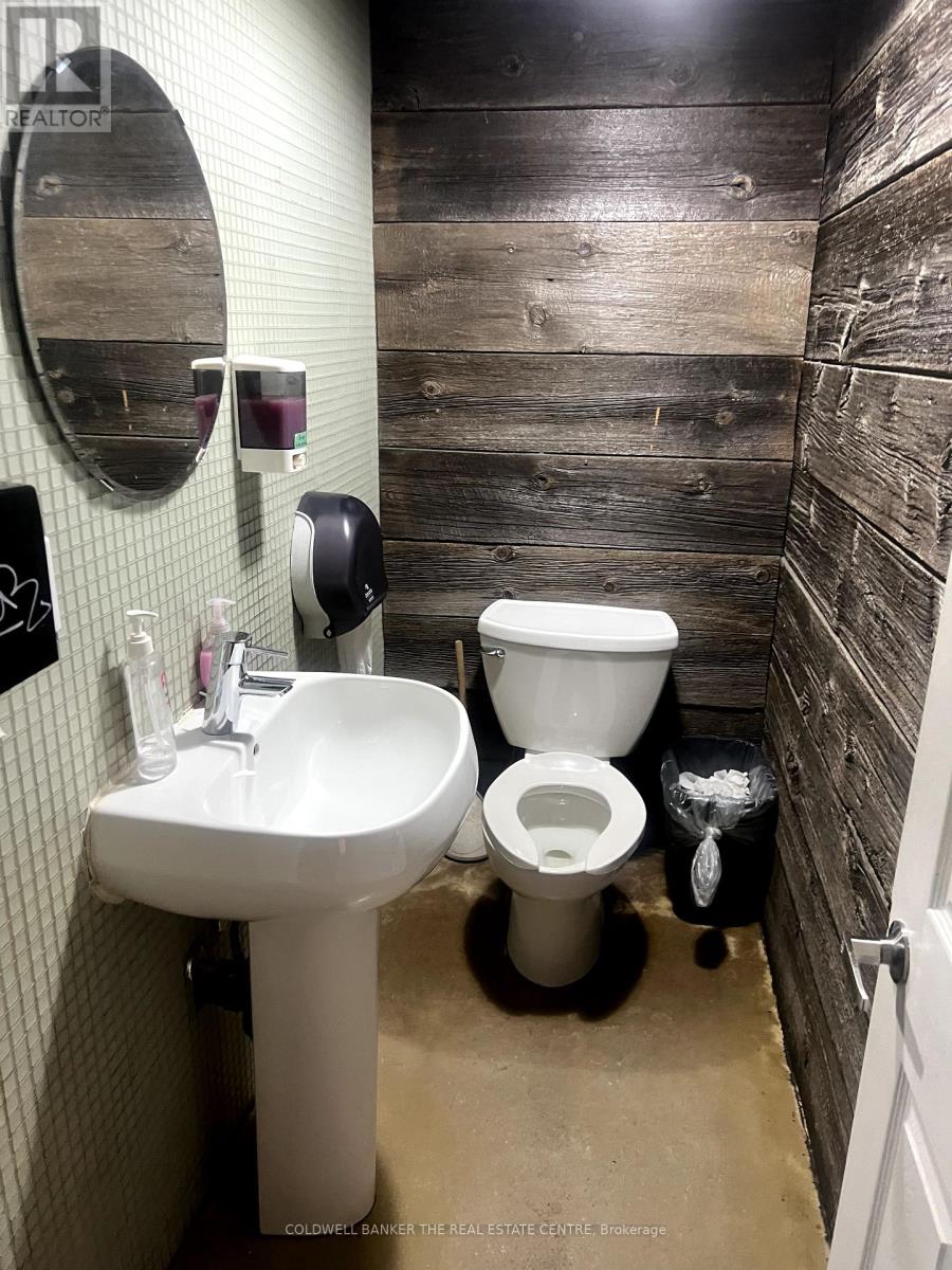 810 College Street Property Photo 16