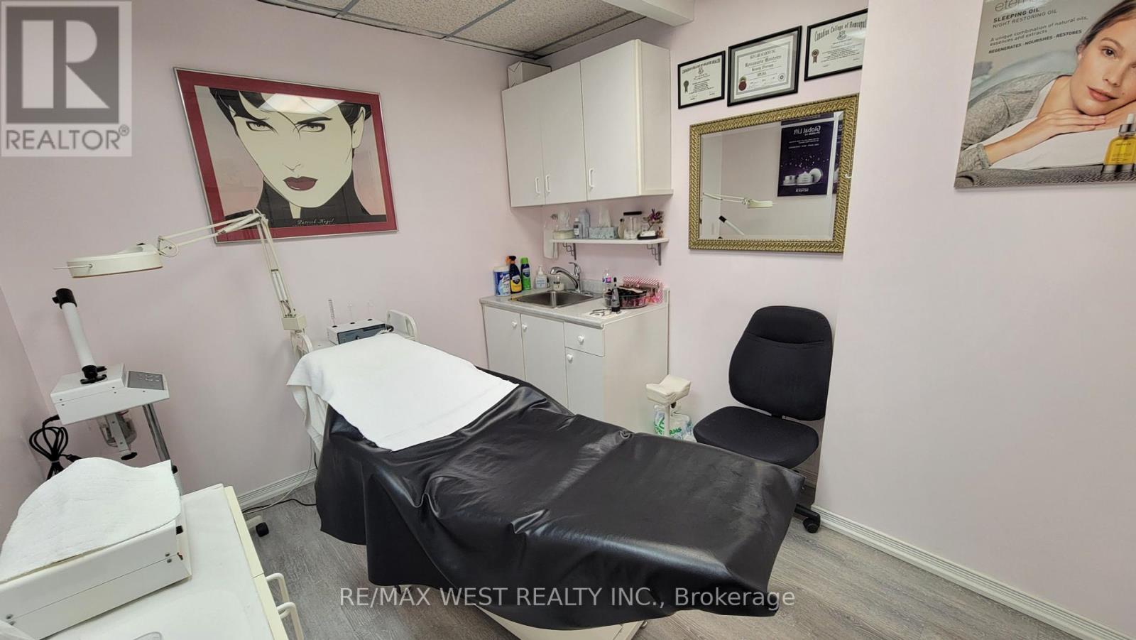 Rm 1 - 1699 Dundas Street W Property Photo 2