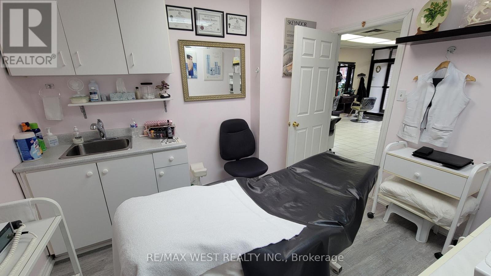 Rm 1 - 1699 Dundas Street W Property Photo 3