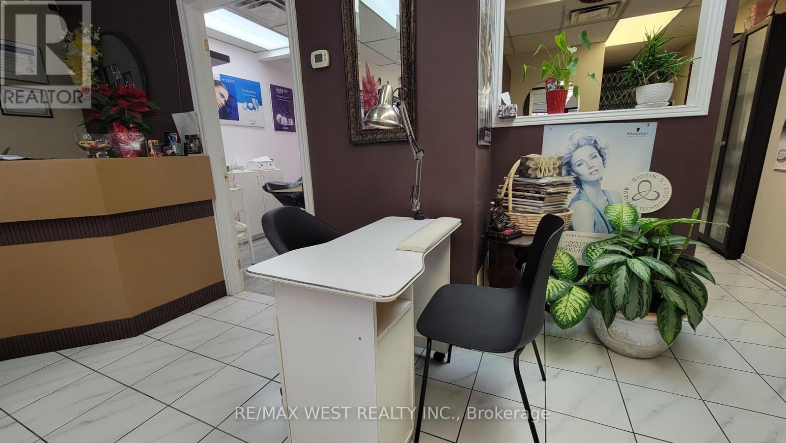 Rm 1 - 1699 Dundas Street W Property Photo 9