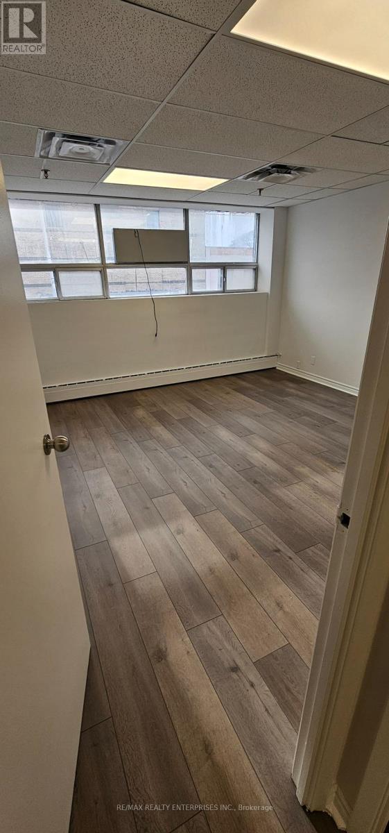 202 - 670 Bloor Street W Property Photo 8